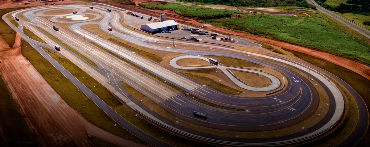 Mercedes-Benz | Campo de provas da Mercedes-Benz em Iracemápolis executado pela Construcione com precisão técnica e padrão internacional.